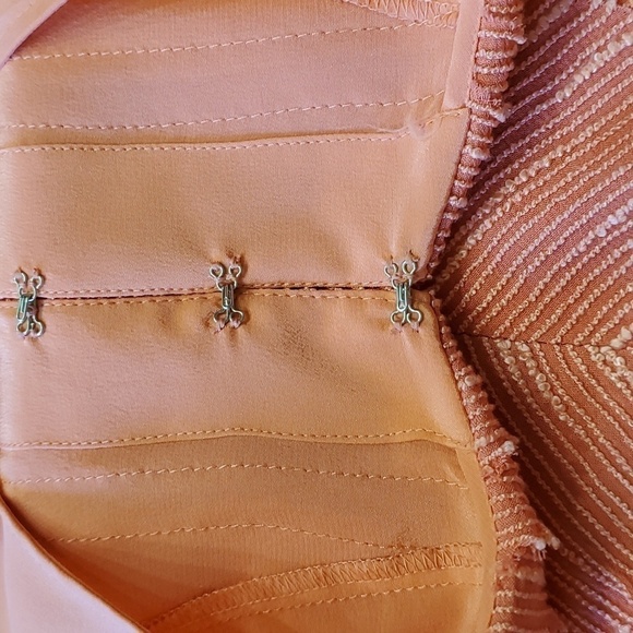 Lovely 100% silk dress, by Ali Ro. Beautiful peach color. Size 4. Unique ruffle - Picture 9 of 10
